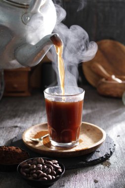 Masada kahve ve kahve çekirdeği var.