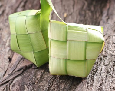 Yeşil yapraklı, bambu kaplı pirinç köftesi.