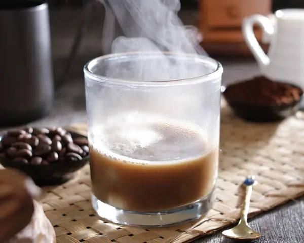 Skleněný Šálek Kávy Kávovými Zrny Dřevěném Pozadí — Stock fotografie
