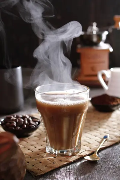 Horká Káva Skleněném Šálku Stole — Stock fotografie