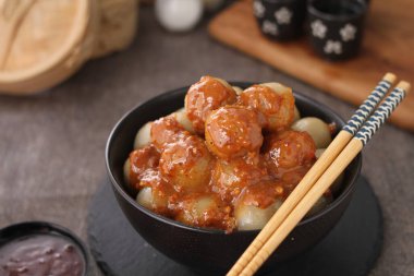 Cilok, tapyoka unundan yapılmış lezzetli ve baharatlı fıstık sosuyla servis edilen bir aperatiftir.