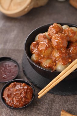 Cilok, tapyoka unundan yapılmış lezzetli ve baharatlı fıstık sosuyla servis edilen bir aperatiftir.