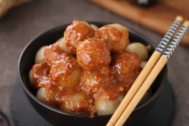 Cilok, tapyoka unundan yapılmış lezzetli ve baharatlı fıstık sosuyla servis edilen bir aperatiftir.