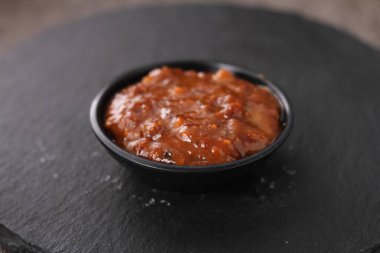 Cilok, tapyoka unundan yapılmış lezzetli ve baharatlı fıstık sosuyla servis edilen bir aperatiftir.