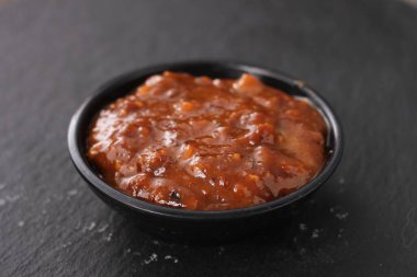 Cilok, tapyoka unundan yapılmış lezzetli ve baharatlı fıstık sosuyla servis edilen bir aperatiftir.