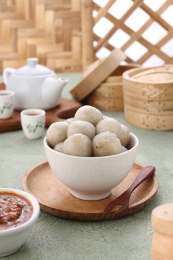 Cilok, tapyoka unundan yapılmış lezzetli ve baharatlı fıstık sosuyla servis edilen bir aperatiftir.