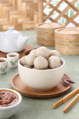 Cilok, tapyoka unundan yapılmış lezzetli ve baharatlı fıstık sosuyla servis edilen bir aperatiftir.