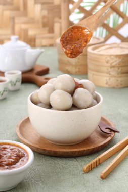 Cilok, tapyoka unundan yapılmış lezzetli ve baharatlı fıstık sosuyla servis edilen bir aperatiftir.