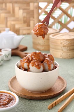 Cilok, tapyoka unundan yapılmış lezzetli ve baharatlı fıstık sosuyla servis edilen bir aperatiftir.