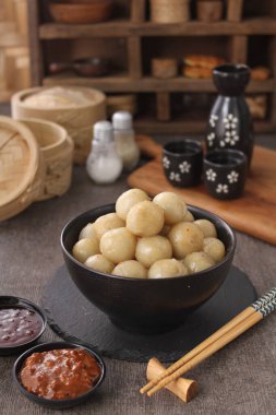 Cilok, tapyoka unundan yapılmış lezzetli ve baharatlı fıstık sosuyla servis edilen bir aperatiftir.