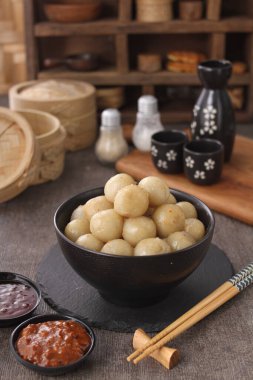 Cilok, tapyoka unundan yapılmış lezzetli ve baharatlı fıstık sosuyla servis edilen bir aperatiftir.