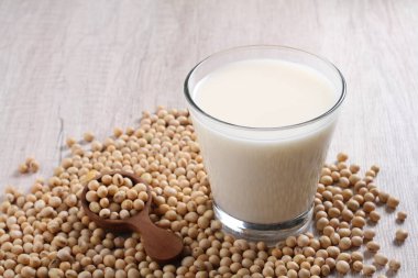 Taze soya tohumlu soya fasulyesi sütü.