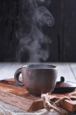 Tahta masada bir fincan çay.