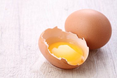 Tahta kaşıkta kırılmış yumurta.
