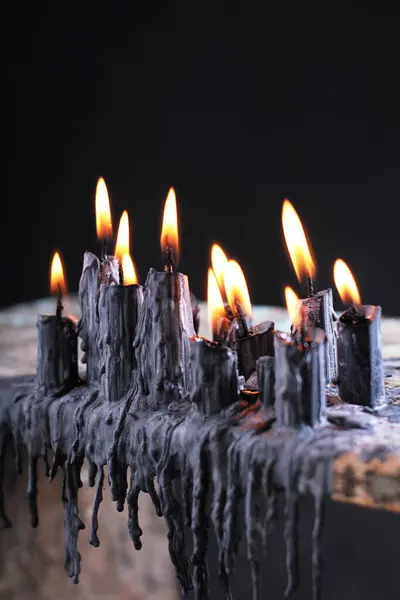 Brennende Kerzen Auf Schwarzem Hintergrund — Stockfoto