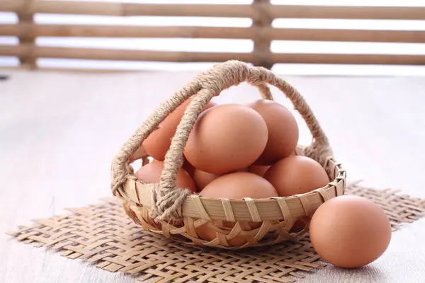 Cesta Mimbre Con Huevos Mesa Madera — Foto de Stock