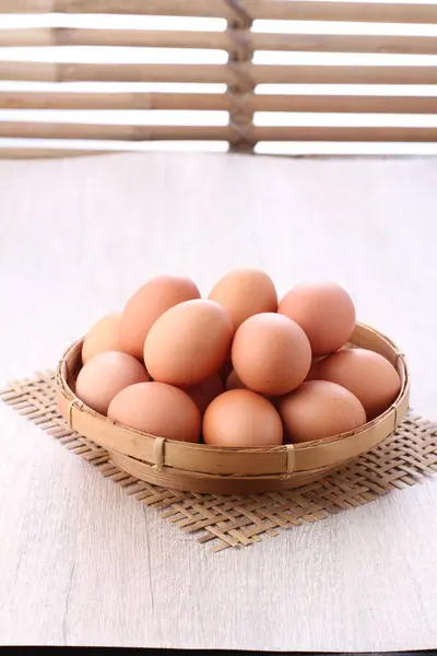 Tahta Bir Arka Planda Sepette Yumurtalar — Stok fotoğraf