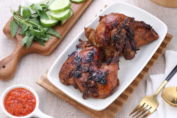 Csirke Fűszeres Mártással Zöldségekkel Ételben Stock Kép