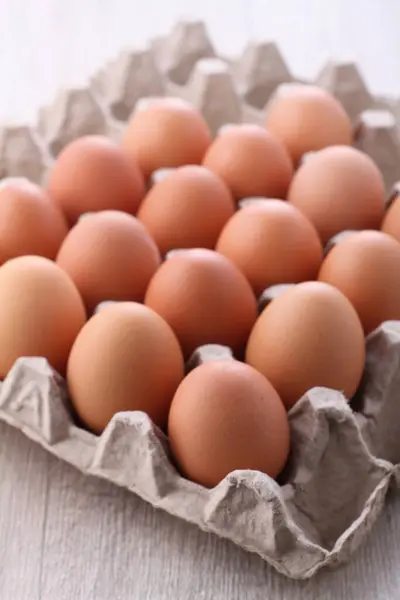 Eieren Een Mand Een Witte Achtergrond Stockfoto