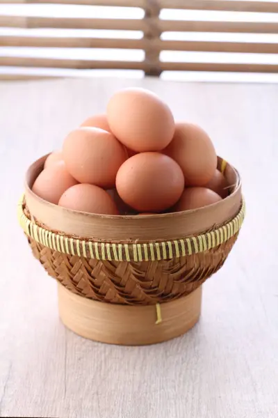 白色背景的木篮中的鸡蛋 免版税图库图片