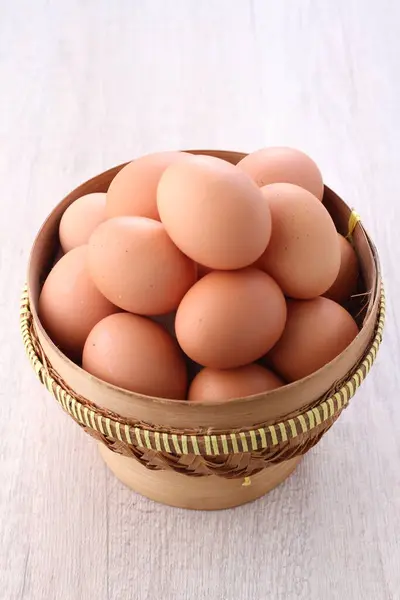 Eieren Een Mand Stockafbeelding