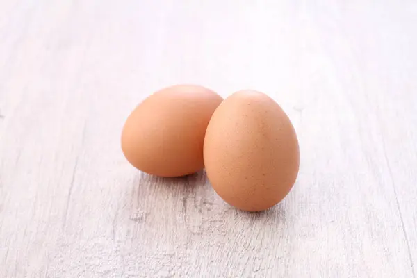 木板上的两个鸡蛋 免版税图库照片