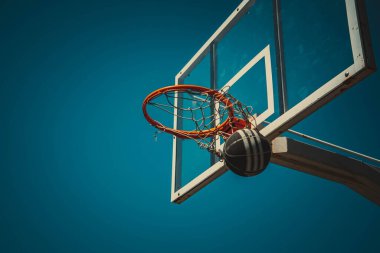 Basketbol potaları ve güzel mavi gökyüzü 