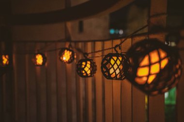 Tavanda, arka planda, Noel ağacında, iç mekanda, dekorasyonda, ampullerde dekoratif lambaların yakın çekimi