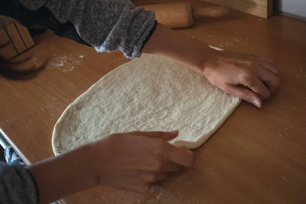 Χέρια Του Φούρναρη Ετοιμάζονται Ψήσουν Ψωμί Στο Φούρνο — Φωτογραφία Αρχείου