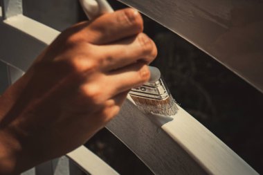 Bir fırça tutan el, yakın çekim. 