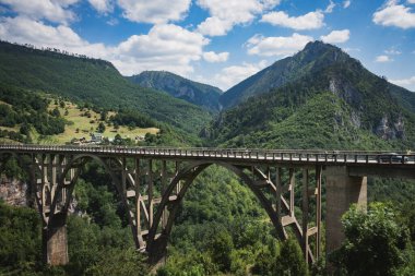 Vadinin üzerinden geçen bir tren. 