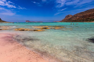 Beton, balo gölü, Yunan adaları, yazın güzel deniz kıyıları manzarası.