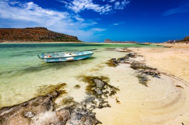 Beton, balo gölü, Yunan adaları, yazın güzel deniz kıyıları manzarası.