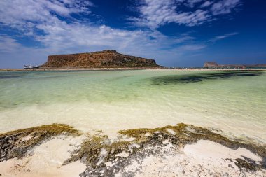 Beton, balo gölü, Yunan adaları, yazın güzel deniz kıyıları manzarası.