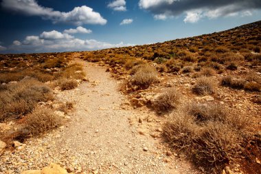 Beton, Yunan adaları, Yunan dağları, yazın güzel deniz kıyıları manzarası.