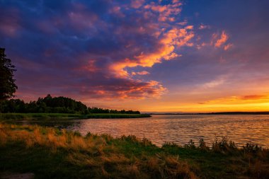 Polonya 'da gölün üzerinde inanılmaz bir gün batımı, yaz günbatımı, tatil atmosferi