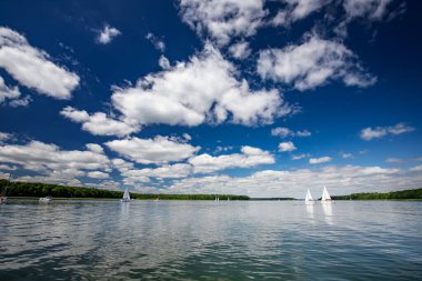 Gölde güneşli bir yaz günü