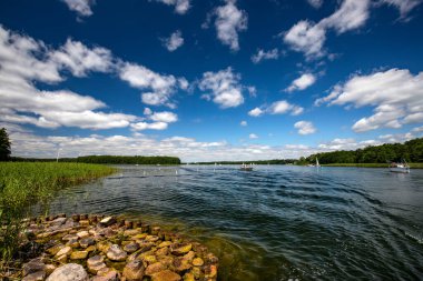 Gölde güneşli bir yaz günü