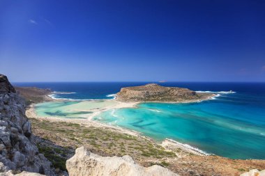 Yunanistan 'ın Girit kentindeki muhteşem Balos gölü manzarası. Gök mavisi denizi, kumlu plajı ve kayalık uçurumu olan resim gibi bir deniz manzarası. Yunan adası. Yunan manzaraları. Doğa arkaplanı.