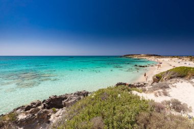 Yunanistan, Girit 'teki Elafonisi' de pembe kumlu güzel kumlu bir sahil. Resimli bir manzara. Deniz manzarası. Yunan adası. Yunan manzaraları. Manzara fotoğrafçılığı. Tatil atmosferi. Doğa arkaplanı.