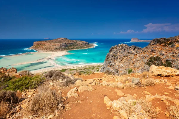 그리스 크레타섬에 아름다운 석호의 푸르스름 모래사장 바위가 아름다운 조경을 그리스 — 스톡 사진