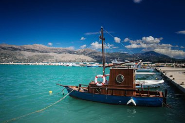 Yunanistan 'ın Kefalonia adasında güzel manzaralar ve tatil atmosferi. Deniz manzarası ve mavi gökyüzü fantastik bulutlarla dolu. Kumsalda güneşli bir gün. Doğanın güzelliği. Seyahat fotoğrafçılığı. Doğa arkaplanı.