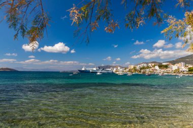 Yunan adası Evia kıyısı ve güneşli bir günde güzel deniz manzarası fantastik bulutlarla mavi gökyüzü, yatay çerçeve