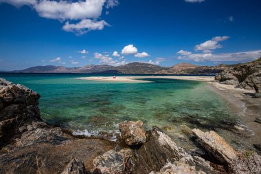 Yunan adası Evia kıyısı ve güneşli bir günde güzel deniz manzarası fantastik bulutlarla mavi gökyüzü, yatay çerçeve