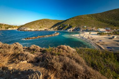 Yunan adası Evia kıyısı ve güneşli bir günde güzel deniz manzarası fantastik bulutlarla mavi gökyüzü, yatay çerçeve