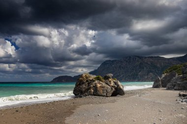 Yunan adası Evia kıyısı ve güneşli bir günde güzel deniz manzarası fantastik bulutlarla mavi gökyüzü, yatay çerçeve