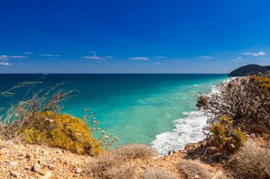 Yunan adası Evia kıyısı ve güneşli bir günde güzel deniz manzarası fantastik bulutlarla mavi gökyüzü, yatay çerçeve