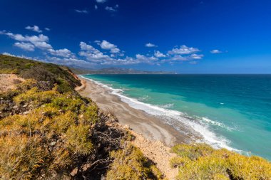 Yunan adası Evia kıyısı ve güneşli bir günde güzel deniz manzarası fantastik bulutlarla mavi gökyüzü, yatay çerçeve