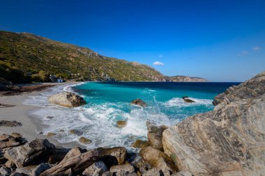Yunan adası Evia kıyısı ve güneşli bir günde güzel deniz manzarası fantastik bulutlarla mavi gökyüzü, yatay çerçeve
