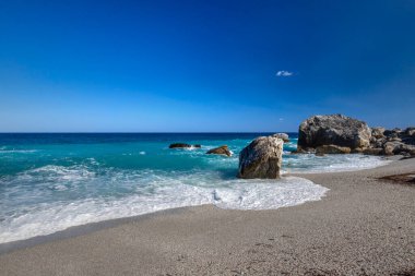 Yunan adası Evia kıyısı ve güneşli bir günde güzel deniz manzarası fantastik bulutlarla mavi gökyüzü, yatay çerçeve